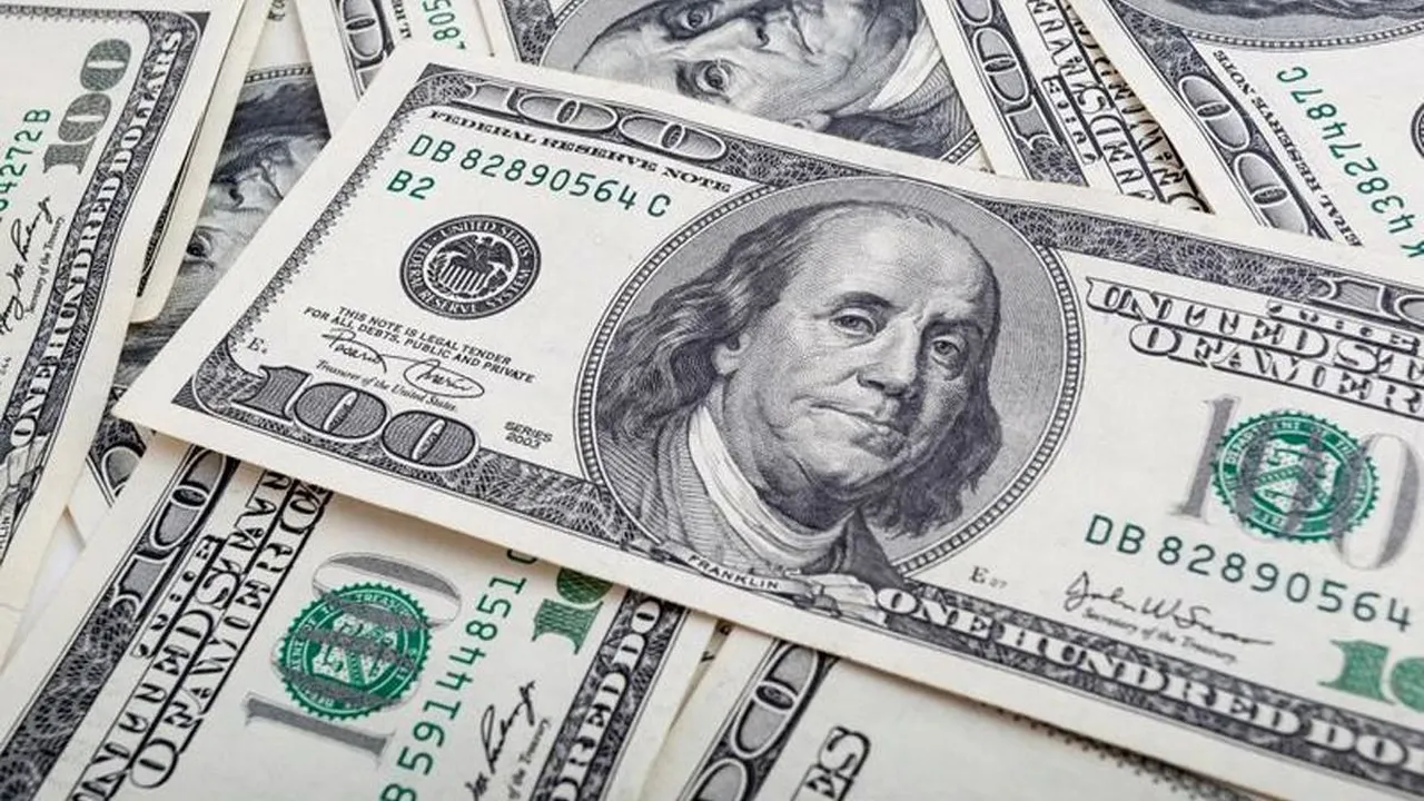 الدولار يرتفع في تعاملات السبت رغم توجهه نحو تسجيل خسائر أسبوعية متتالية